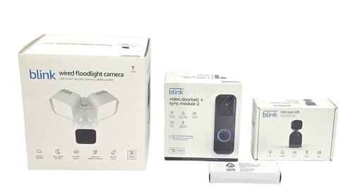 Blink Bundle: Kabelgebundene Flutlichtkamera + Pan-Tilt Indoor Cam + Video Doorbell 2 - Bild 1 von 7
