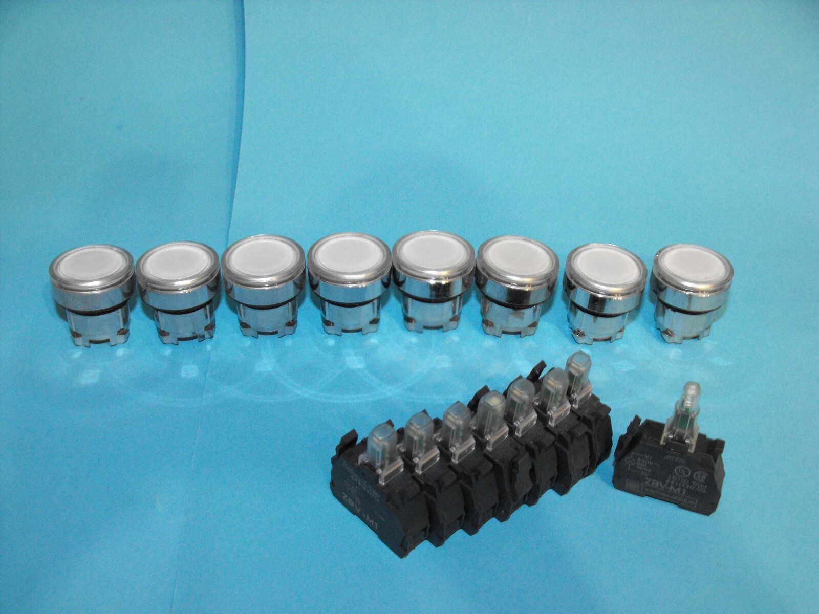 Schneider Electric.TELEMECANIQUE.ZB4BW313+ZBV-M1.230V.(LOT8PCS).NEW