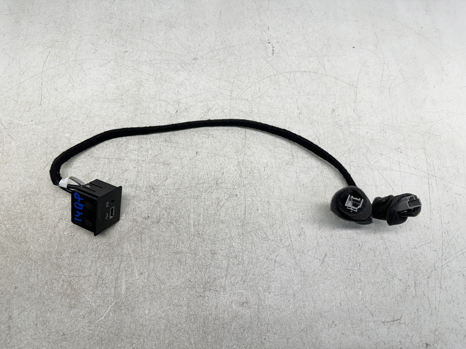 H501100 2014-2019 Maserati Quattroporte Console Auxiliary Aux USB Terminal Cable