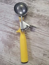 Vollrath Yellow 1-5/8 oz #20 Food Service Scoop NSF 18-8 Stainless Steel