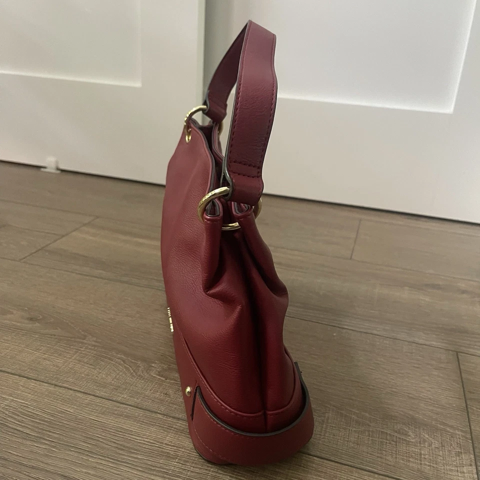 Cartera de cuero roja Max Studio, con correa larga y tarjetero pequeño Foto 4 de 4