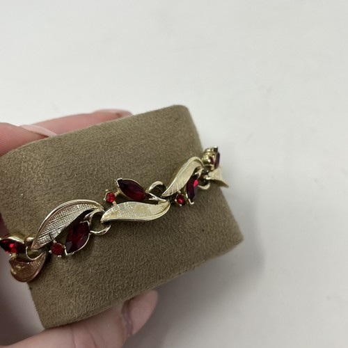 Vintage Lisner Bracelet Gold Toned Leaf Design With Red Rhinestones - 第 3/7 張圖片