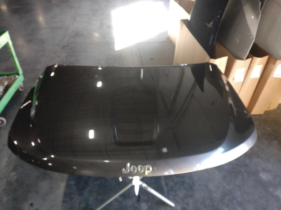Capó usado se adapta a: Jeep Grand Cherokee 2019 sin ventilación de aire grado A Foto 2 de 4
