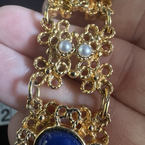 Brazalete de filigrana vintage 1975 Sarah Coventry tono dorado con cabujones de lapislázuli sintético - Imagen 6 de 9