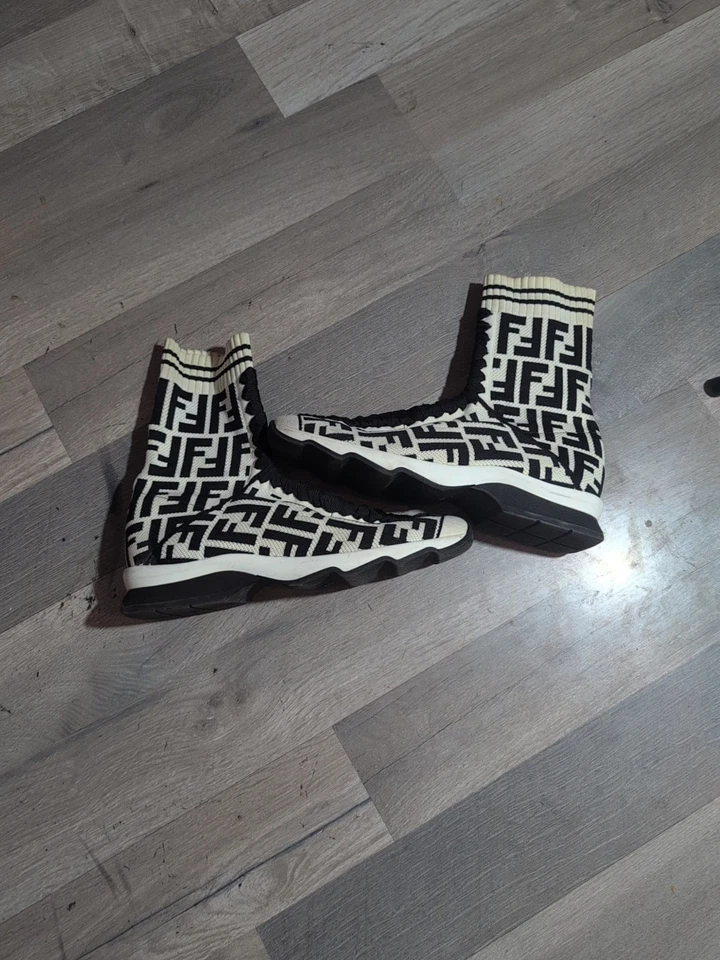 Botas cortas de punto para mujer FENDI de segunda mano, blancas/negras, logotipo EU38 FF. M8 Foto 2 de 4