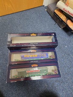 Bachmann (OO) 37 301 Intermodal Bogie Wagon with 45ft Container load.