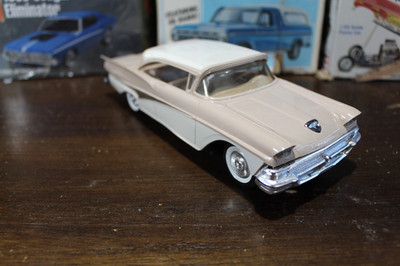 AMT 1958 Ford Fairlane Promo Desert Biege Colonial White 1/25