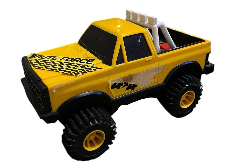 Camión de fuerza bruta Buddy L motorizado 4x4 4 ruedas motrices amarillo Datsun de colección Foto 3 de 4