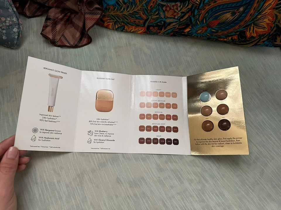 Tarjeta de muestra Dolce&Gabbana Blueberry Nutri-Tinte Hydra-Glow & Fresh Skin Tint Foto 3 de 4