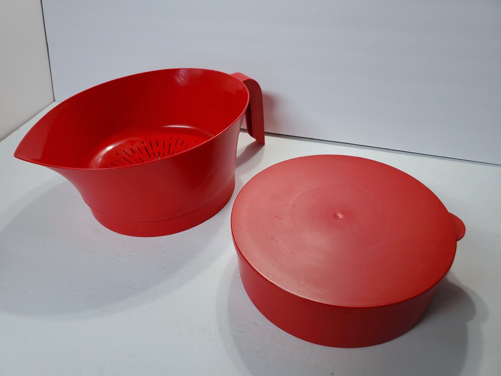 3 Pc COLANDER GREASE STRAINER W/Handle & Container Catch Bowl With Lid Set RED