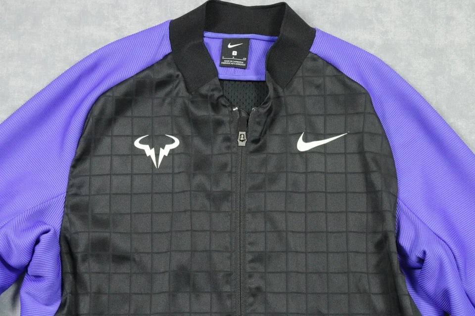 Chaqueta de tenis Nike Rafa para hombre pequeña negra púrpura bolsillos con cremallera logotipo de toro ropa deportiva Foto 2 de 4