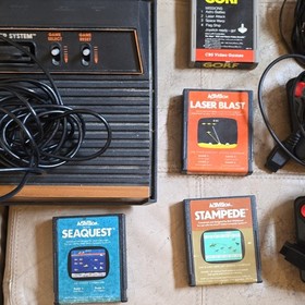 Atari 2600 4 switch model with Controllers & 8 game cart bundle READ DESCRIPTION