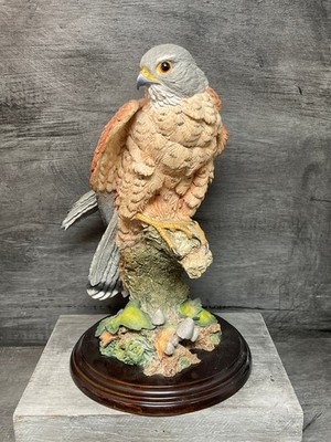 Country Artists Turmfalke auf Holzsockel