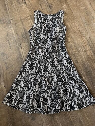 NWOT Karen Kane 4L30540 White/Black Bonded Stretch Lace VNeck Fit Flare Dress XS - Picture 2 of 4