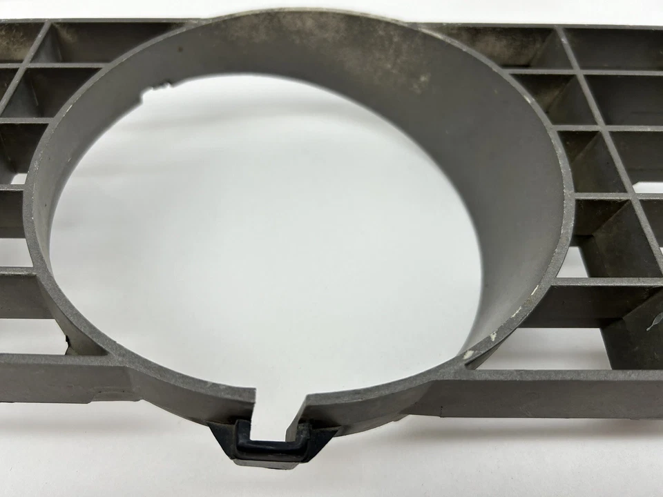 1971 Ford Torino Ranchero Driver Side / LH Split Grille Insert D1OZ-8151-A (1) - Imagem 2 de 4