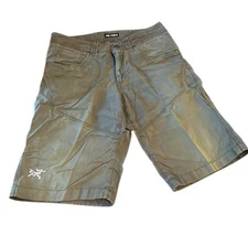 Arc’teryx Shorts Men’s 30 Green Cotton Nylon 11” Hiking Cargo Pockets Outdoors