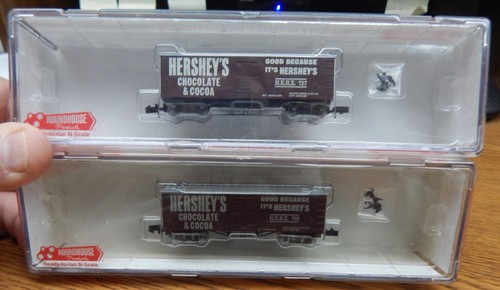 2) ROUNDHOUSE 87008 HERSHEY'S CHOCOLATE 36' REEFER CARS NIB N DIFFERENT # | Condition: New