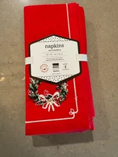 NWT Now Designs Danica 4 Cloth Napkins Red Wreath Christmas