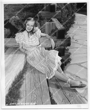 o14547 1947 orig photo beautiful Evelyn Keyes in backyard at home orp-14547