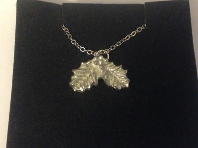 Small Holly Leaves FT83 Pewter On 20'' Silver Plated Curb Necklace