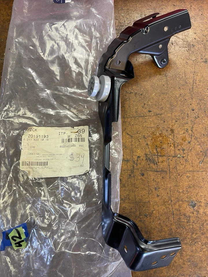 Центральная опора радиатора для Mercedes Benz E320 2003-2009 годов выпуска - Изображение 4 из 4