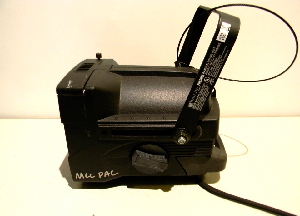 ETC Source Four Fresnel Zoom To Focus w/ Lamp, Stage Light S4 FRES7 750W 7" - Image 3 of 4