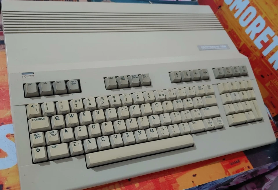 Commodore 128 8-bit classic-computer (+ Netzteil / TV Kabel) funktionier 121125