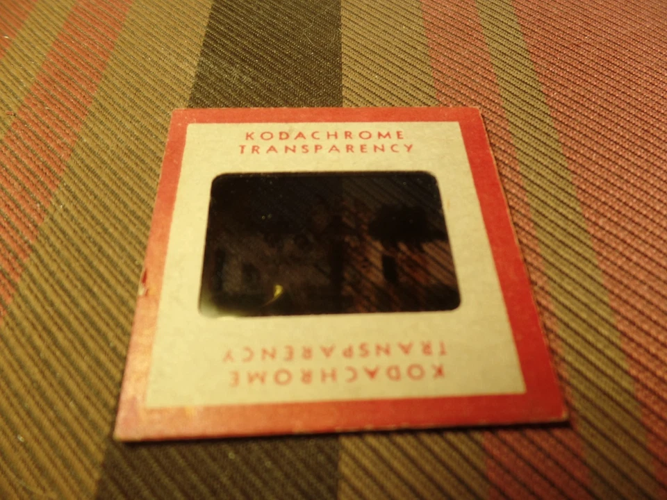 MUJER NIÑA MUJER TRAJE DE BAÑO BELLEZAS VINTAGE KODACHROME 35mm FOTO DIAPOSITIVA W10 Foto 2 de 3