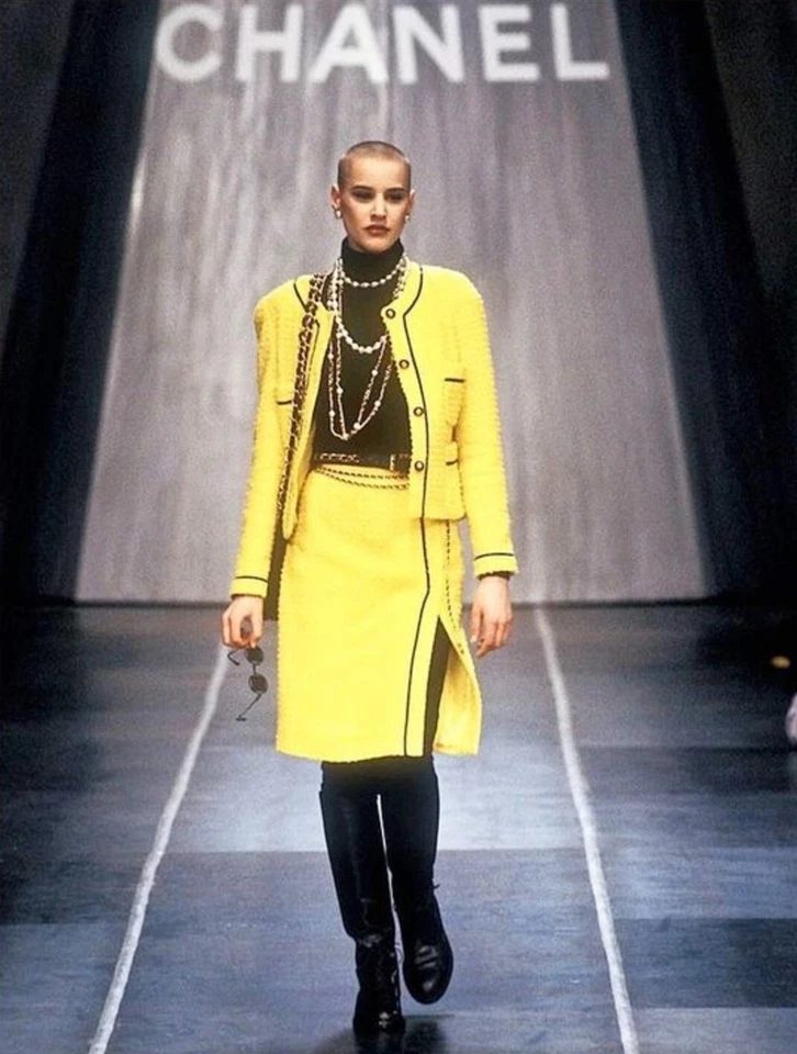 Chanel Vintage F/W 1993 Amarillo Negro Terciopelo CC 93A Tweed Chaqueta Falda Traje Foto 3 de 4