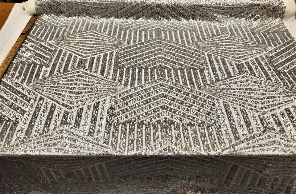 Tela de lentejuelas geométricas plateadas sobre malla de nailon elástica en 2 vías "Lentejuelas BombShell" Foto 4 de 4