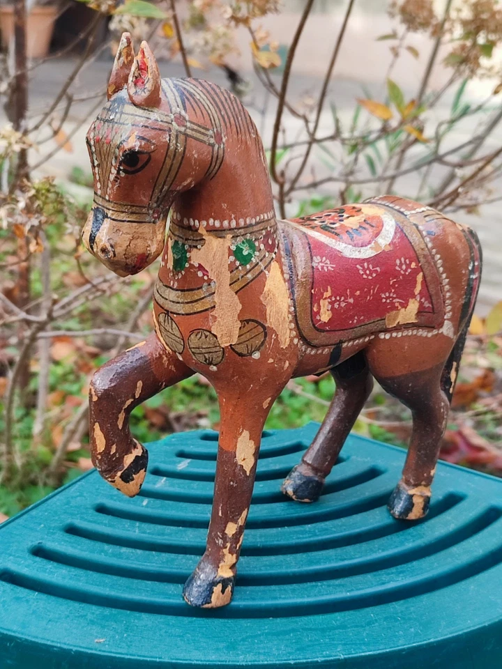 ANCIEN CHEVAL DE MARIAGE INDIEN EN BOIS SCULPTÉ PEINT 21,5 CM - Photo 2/4