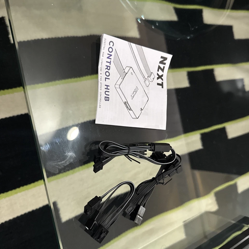 Paquete de ventiladores NZXT 360 RGB Core y concentrador de control de ventilador NZXT Foto 3 de 3