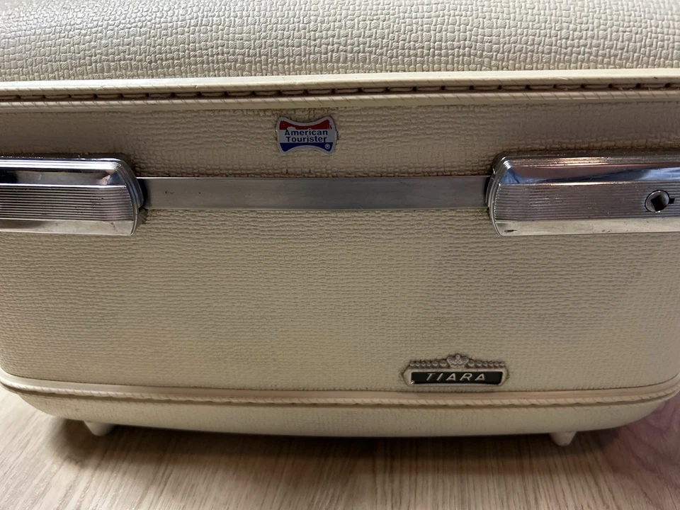 复古 American Tourister Tiara 白色纹理火车箱行李箱无钥匙原样 — 第 2/4 张图片