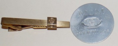 VINTAGE 1955 GENERAL ELECTRIC MIM OPEN HOUSE MEDAL/COIN & 1/20 12K GF TIE CLIP