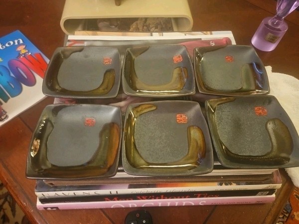 Juego de seis platos de salsa de soja/wasabi de sushi de cuatro pulgadas estilo raku del mercado mundial usados en excelente estado