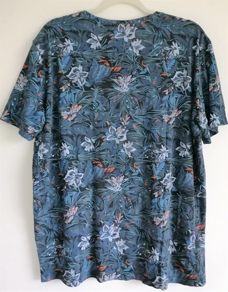 Camiseta informal cómoda de manga corta azul oscuro con estampado floral talla X-grande de H&M para hombre Foto 4 de 4