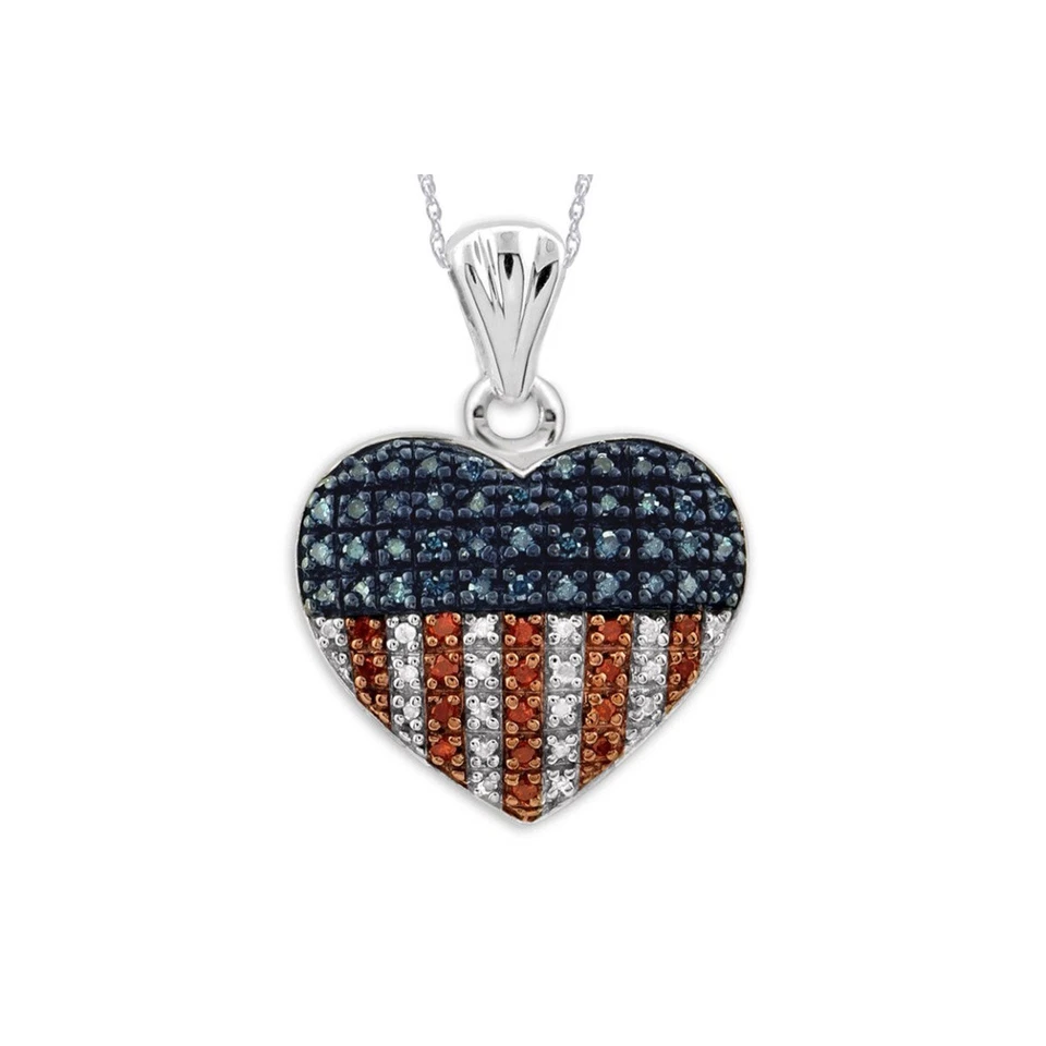 Colgante en forma de corazón con bandera de diamantes blancos, azules y rojos de 1/4 quilates en plata chapada en oro de 14 K Foto 3 de 4