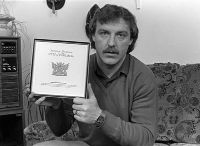 1982 Ipswich Town's Kevin Beattie sits on his sofa holding up a ce- Old Photo 1