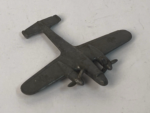 Tedesco WW2 Tinnie WHW / TDW Tag der Wehrmacht Plastica Doppio Motore Aereo 2" - Foto 1 di 2