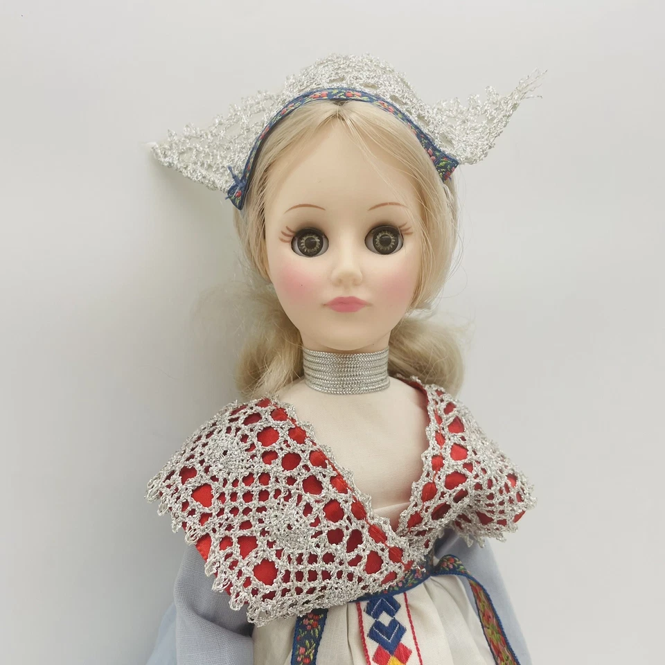 Muñeca Effanbee 12,5” International Brides Noruega 1985 #3313 Hecha en EE. UU. Sin Caja Foto 3 de 4