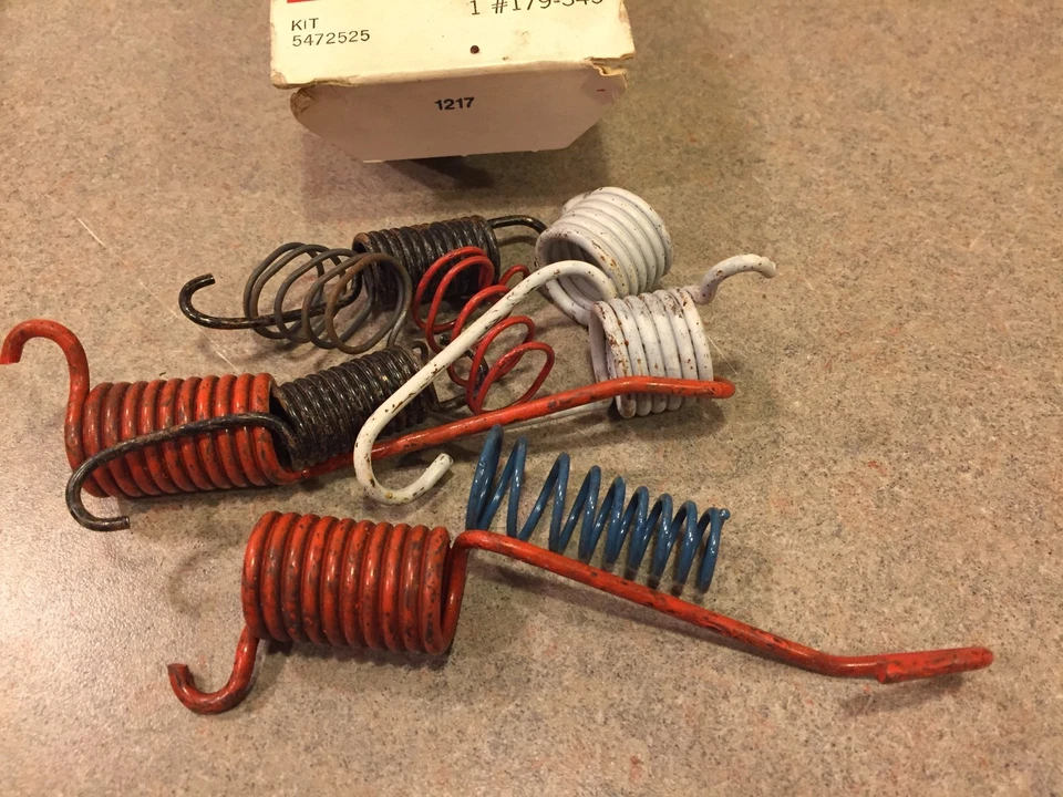 1971 72 OLDSMOBILE 88 98 NOS GM DELCO 后刹车弹簧硬件套件 5472525 — 第 2/2 张图片