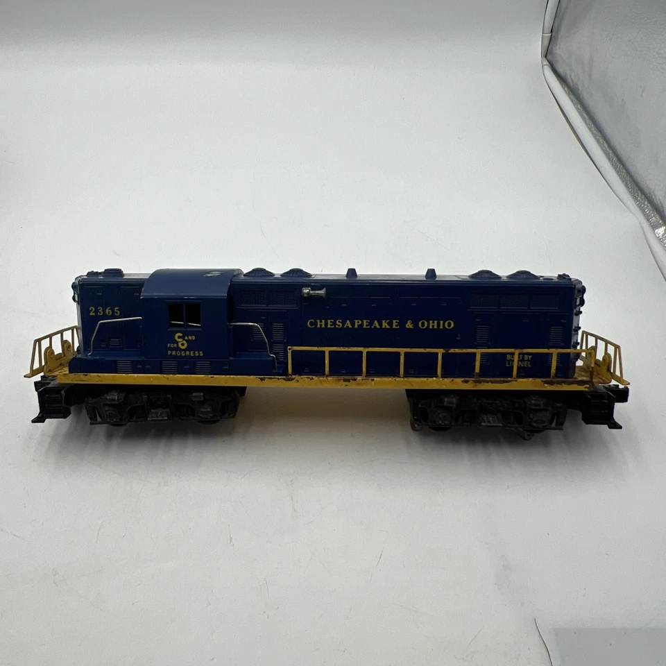 LIONEL POSTWAR O GAUGE CHESAPEAKE & OHIO GP-7 DIESEL LOCOMOTIVE #2365 - TESTED - Image 2 of 4