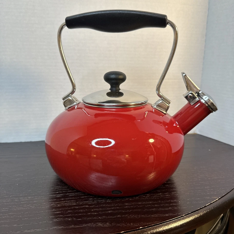 Tetera Chantal Whistling tetera de 2 cuartos roja de acero inoxidable Foto 3 de 4