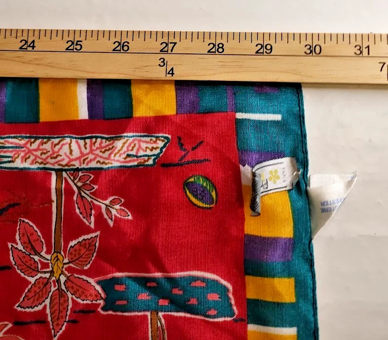 Preciosa bufanda cuadrada de seda Printemps Birds hecha en París, Francia Foto 3 de 4