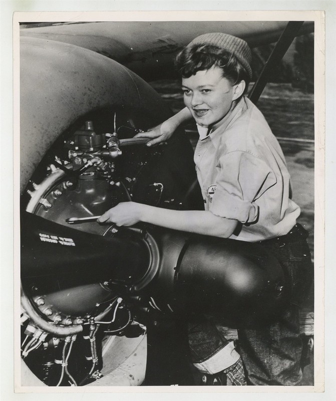 Female Airplane 1st Aircraft Engine Mechanic 1943 Women Aviation Photo J15504