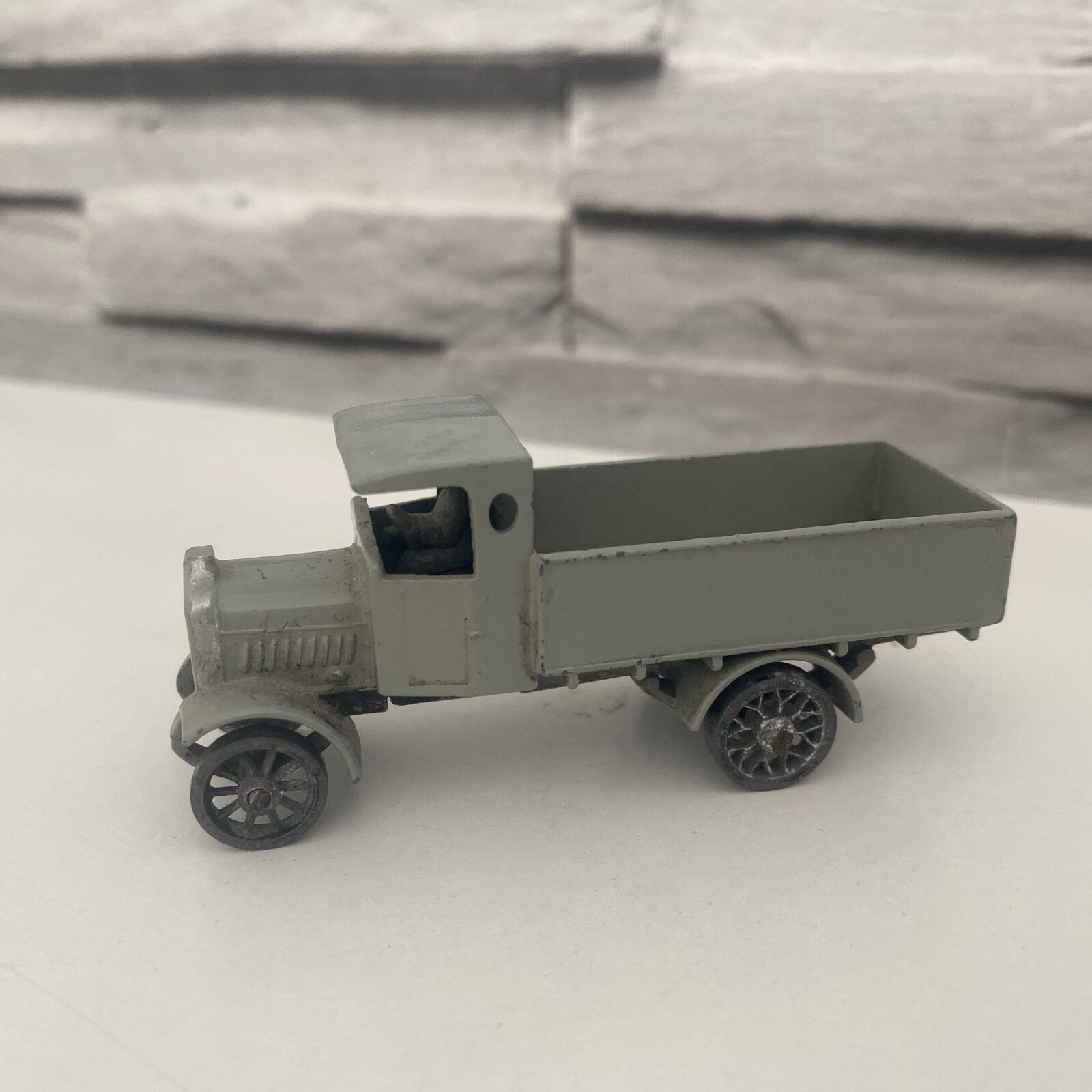 Matchbox Yesteryear Y6, AEC Y Type Lorry - Free Price Guide Matchbox Yesteryear Y6, AEC Y Type Lorry - Free Price Guide