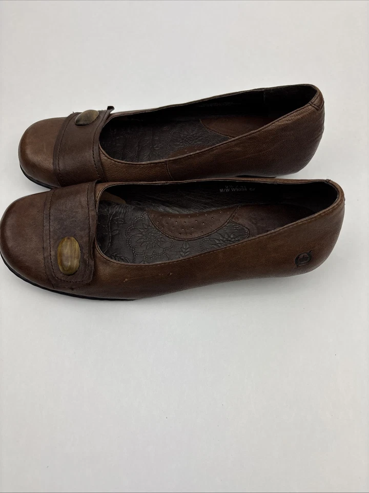 Born Women’s US 9.5 Brown Leather Button Detail Pumps Comfort Shoes Kitten Heel - Image 4 of 4