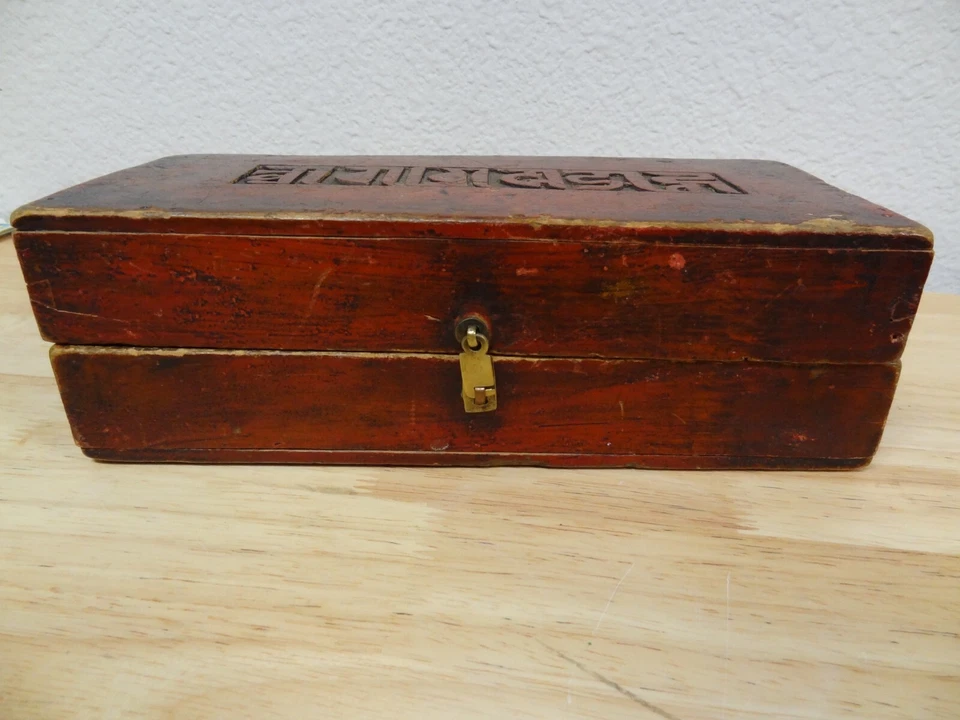 ANTIGUA CAJA MANUSCRITA DE MADERA BUDISTA TIBETANO MONGOL HECHA A MANO Foto 3 de 4