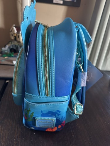 Mini mochila Loungefly Little Mermaid 35 aniversario que brilla en la oscuridad de los parques de Disney - Imagen 7 de 8