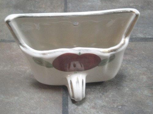 WALL POCKET ~ DUSTPAN WITH TOMATO ~ VINTAGE ~ UNKNOWN MAKER ~ EUC - Picture 3 of 4